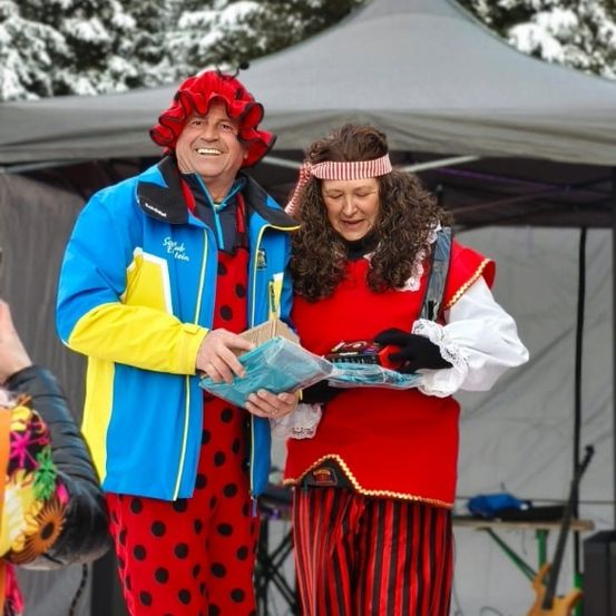 Bild enthält, Costume, Person, Photography, Portrait, Adult, Female, Woman, Shelter, Jacket, Tree