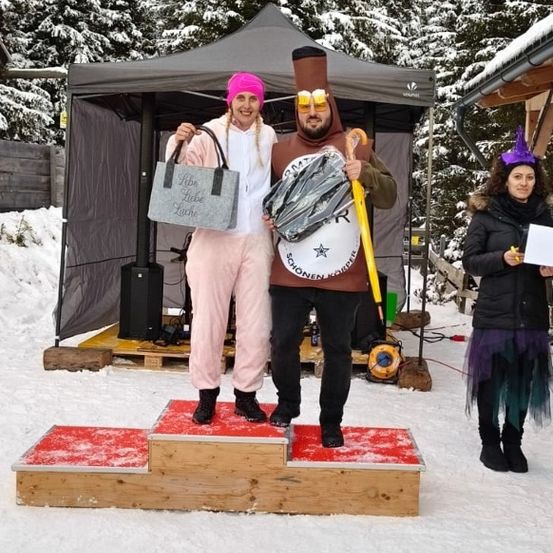 Bild enthält, Outdoors, Shelter, Tree, Person, Portrait, Cap, Hat, Vegetation, People, Pants