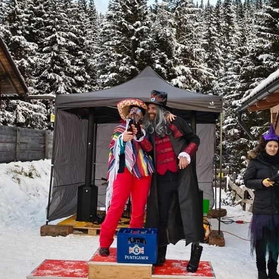 Bild enthält, Shelter, Person, Photography, Portrait, Tree, Vegetation, Coat, Tent, Pants, Woodland