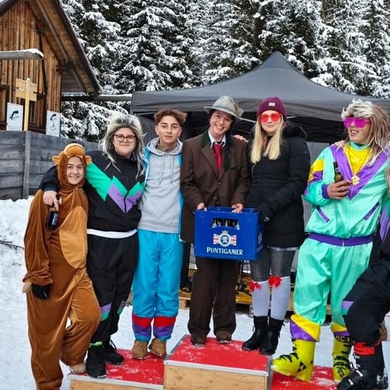 Bild enthält, Adult, Female, Person, Woman, Outdoors, Shelter, Coat, Nature, Shoe, Head