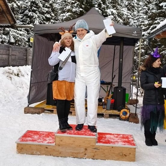 Bild enthält, Outdoors, Shelter, Tree, Nature, Person, Portrait, Wood, Adult, Female, Woman