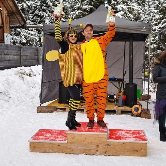 Bild enthält, Outdoors, Shelter, Coat, Person, Portrait, Tree, Adult, Female, Woman, Vegetation