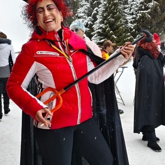 Bild enthält, Person, Photography, Portrait, Costume, Adult, Female, Woman, Coat, Tree, Lady