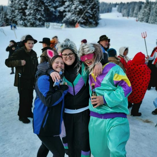 Bild enthält, Person, Photography, Portrait, Coat, Jacket, Costume, People, Tree, Adult, Woman