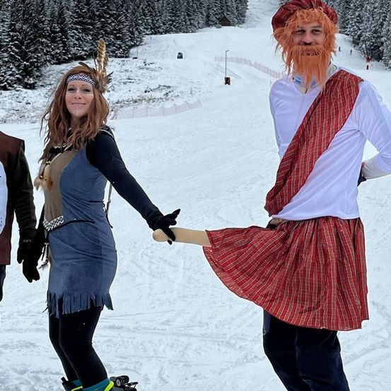 Bild enthält, Skirt, Outdoors, Nature, Person, Hand, Holding Hands, Snow, Coat, Glove, Face