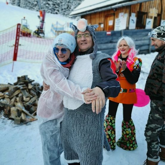 Bild enthält, Person, Photography, Portrait, Shelter, Pants, Coat, Jacket, Adult, Female, Woman