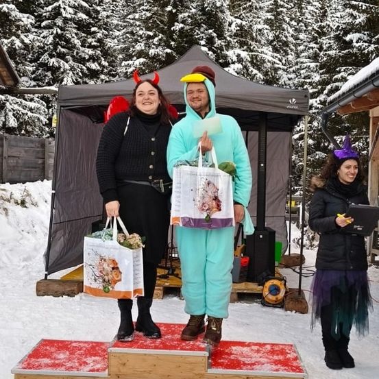 Bild enthält, Shelter, Tree, Adult, Female, Person, Woman, Portrait, Pants, Male, Man