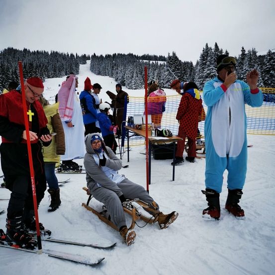 Bild enthält, Adult, Male, Man, Person, Outdoors, Female, Woman, Nature, Shoe, Piste