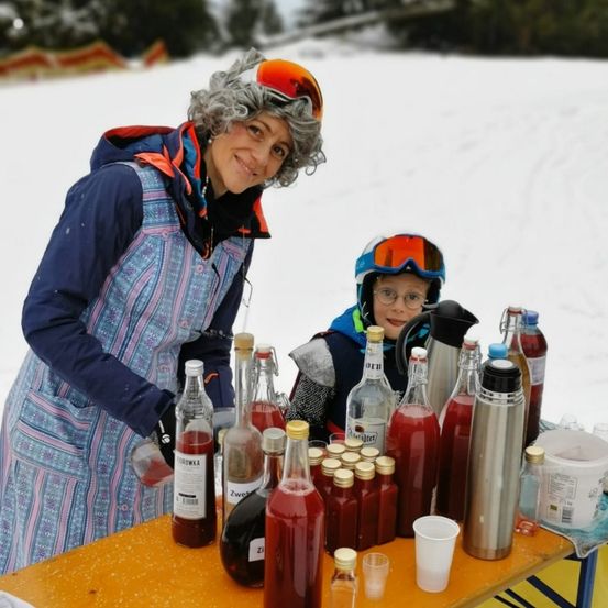 Bild enthält, Adult, Female, Person, Woman, Face, Head, Portrait, Helmet, Outdoors, Nature