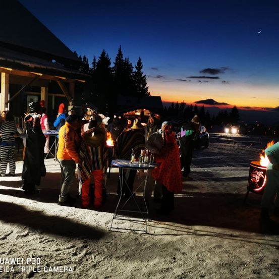 Bild enthält, Lighting, Adult, Male, Man, Person, Outdoors, Flame, Nature, Shelter, People