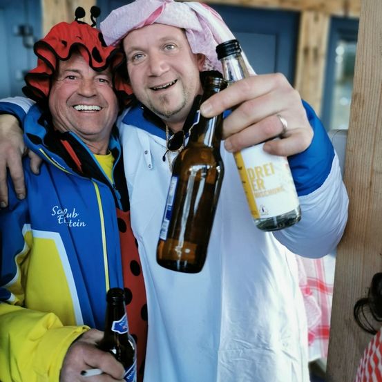 Bild enthält, Beer, Person, Photography, Portrait, Bottle, Beer Bottle, Adult, Male, Man, Finger
