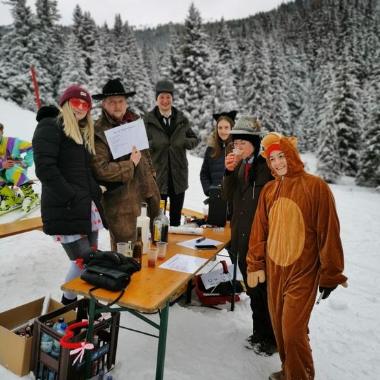 Bild enthält, Jacket, Adult, Female, Person, Woman, Male, Man, People, Nature, Outdoors