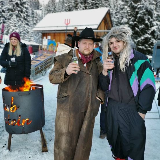 Bild enthält, Coat, Shelter, Jacket, Person, Portrait, Adult, Female, Woman, Costume, Tree