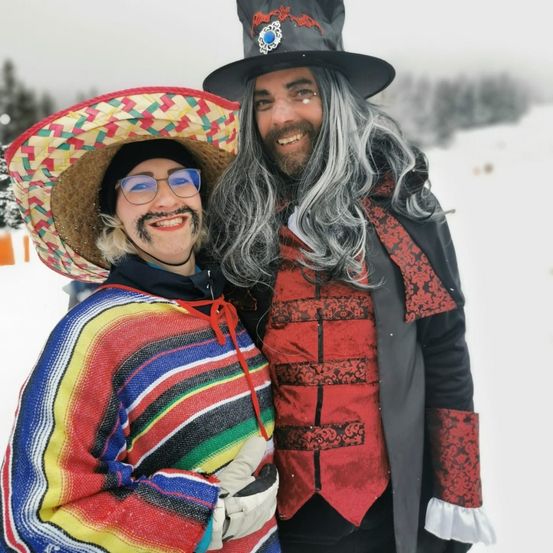 Bild enthält, Hat, Adult, Female, Person, Woman, Photography, Portrait, Coat, Jacket, Costume