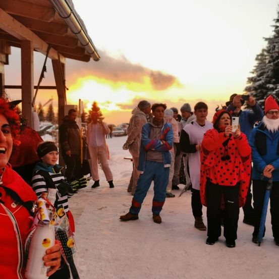 Bild enthält, Shelter, People, Person, Pants, Sky, Adult, Female, Woman, Portrait, Man