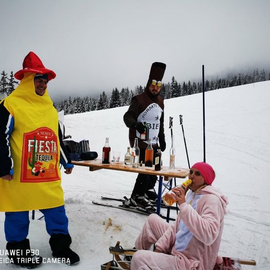 Bild enthält, Coat, Photography, Person, Portrait, Adult, Male, Man, Female, Woman, Hat