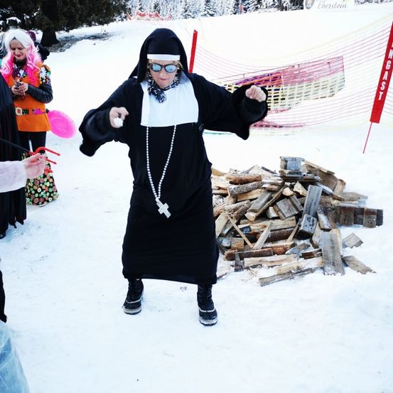 Bild enthält, Wood, Person, Photography, Portrait, Adult, Female, Woman, Coat, Tree, Handbag