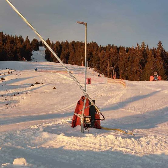 Bild enthält, Nature, Outdoors, Person, Snow, Piste, Vehicle, Tree