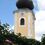 Pfarre St. Jakob im Walde-Logo. Ein Turm mit einer Uhr, umgeben von Bäumen. Die Uhr zeigt die Zeit 10:10 an.