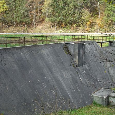 Staumauer des Stausees Mühlbach