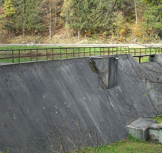 Staumauer des Stausees Mühlbach