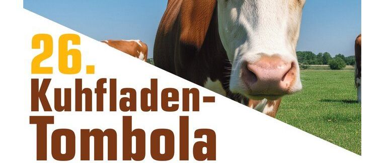 Ein Plakat für die 26. Kuhfladern-Tombola-Veranstaltung am 26. Juli 2025. Es zeigt eine Kuh mit einem gelben Etikett vor einem grünen Feld. Das Plakat enthält Details zum Zeitplan und zu den Preisen der Veranstaltung.