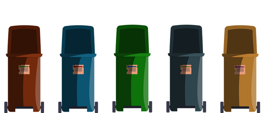 Fünf verschiedenfarbige Mülleimer stehen in einer Reihe, jeder mit einem Etikett an der Vorderseite.