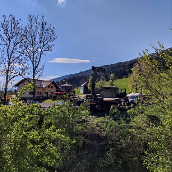 Bild enthält, Countryside, Hut, Nature, Outdoors, Rural, Shelter, Person, Fir, Tree, Car