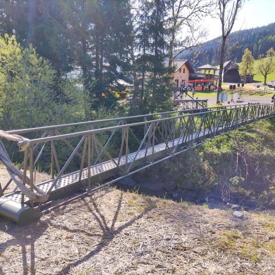 Bild enthält, Arch, Car, Bridge, Person, Grass, Outdoors, Tree, Nature, Bicycle
