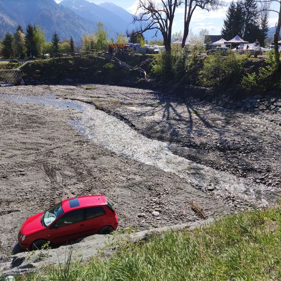 Bild enthält, Fir, Tree, Gravel, Road, Spoke, Car, Alloy Wheel, Person, Adventure, Tent