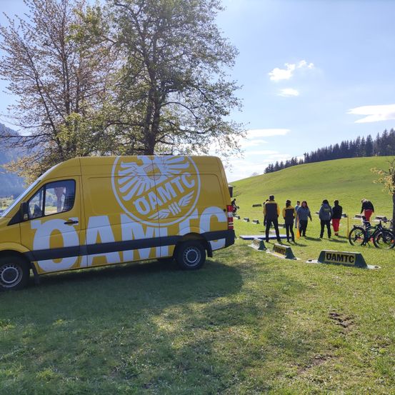 Bild enthält, Person, Bicycle, Vehicle, Van, Helmet, Shoe, Pickup Truck, Car, Wheel