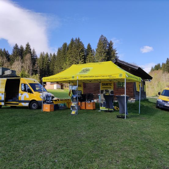 Bild enthält, Tent, Car, Vehicle, Box, Grass, Desk, Person, Truck