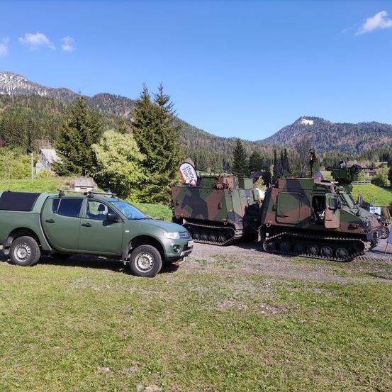 Bild enthält, Car, Vehicle, Chair, Person, Armored, Military, Bulldozer