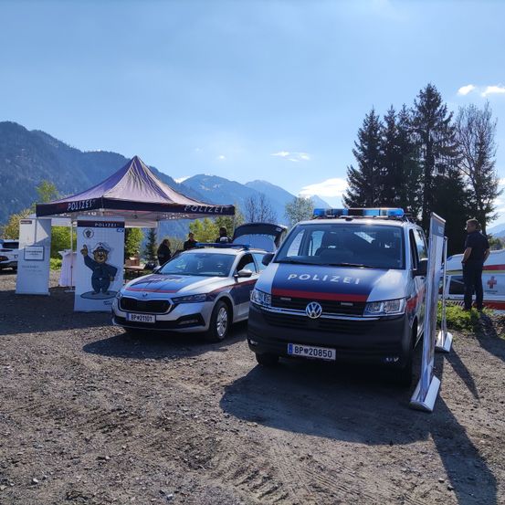 Bild enthält, Person, Tent, Car, Vehicle, Plant, Chair, Fir, Hat, Shovel
