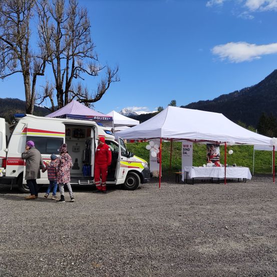 Bild enthält, Desk, Person, Shoe, Tennis Ball, Car, Vehicle, Hat, Tent, Glove, Chair