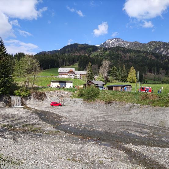 Bild enthält, Fir, Tree, Gravel, Road, Person, Car, Outdoors, Nature, Conifer, Scenery