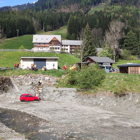 Bild enthält, Fir, Tree, Outdoors, Shelter, Car, Nature, Person, Countryside, Hut, Rural