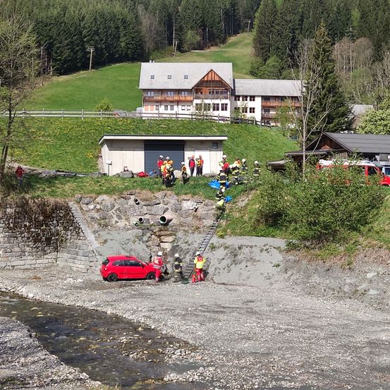 Bild enthält, Outdoors, Shelter, Fir, Tree, Car, Gravel, Road, Person, Nature, Countryside