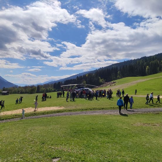 Bild enthält, Grass, Field, Nature, Outdoors, Park, Sky, Person, Scenery, Grassland, Fir