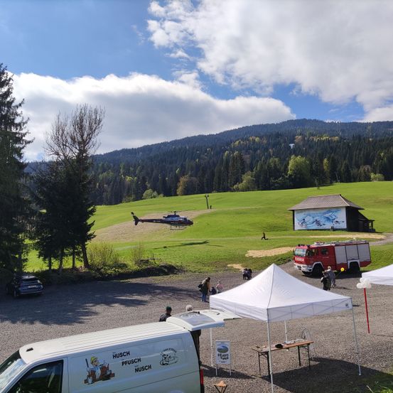 Bild enthält, Fir, Tree, Tent, Desk, Car, Fire Truck, Person, Outdoors, Hat, Helicopter