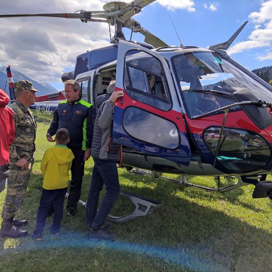 Bild enthält, Aircraft, Helicopter, Hat, Adult, Male, Man, Person, Boy, Child, Shoe