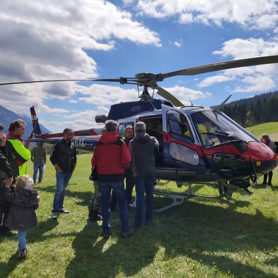 Bild enthält, Aircraft, Helicopter, Shoe, Person, Adult, Male, Man, Child, Female, Girl