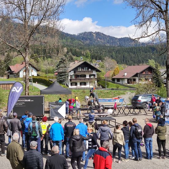 Bild enthält, Outdoors, Shelter, Helmet, Person, Adult, Female, Woman, Male, Man, Car