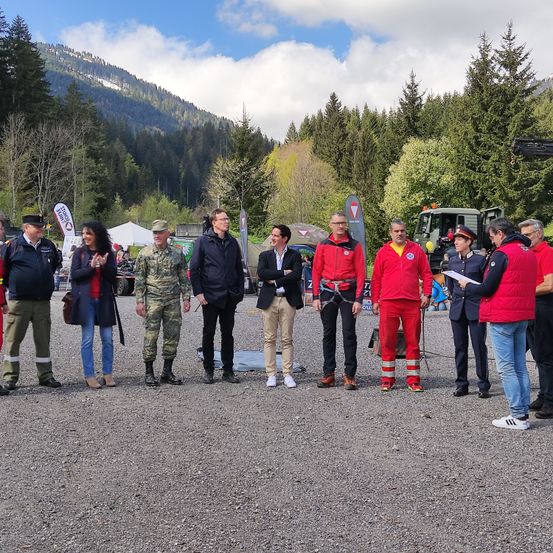 Bild enthält, Tree, Fir, Shoe, Handbag, Person, Adult, Male, Man, Pants, Hat