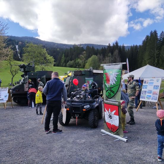 Bild enthält, Handbag, Shoe, Fir, Tree, Person, Adult, Male, Man, Hat, Wristwatch