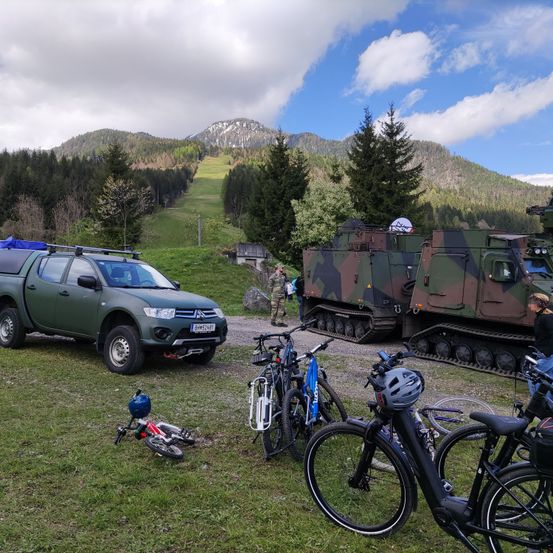 Bild enthält, Spoke, Helmet, Person, Bicycle, Vehicle, Handbag, Car, Wheel, Tank, Chair