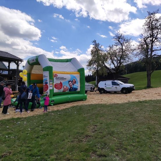 Bild enthält, Outdoors, Shelter, Person, Car, Handbag, Grass, Play Area, Shoe, Tree, Tent
