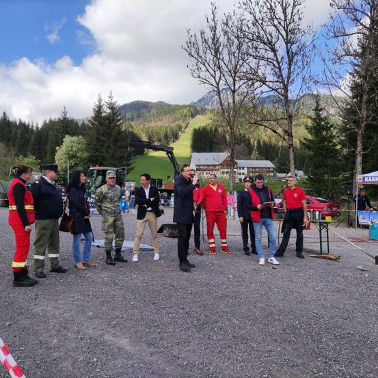 Bild enthält, Fir, Tree, Handbag, Shoe, Person, Tent, Car, Airport, Walking, Hat