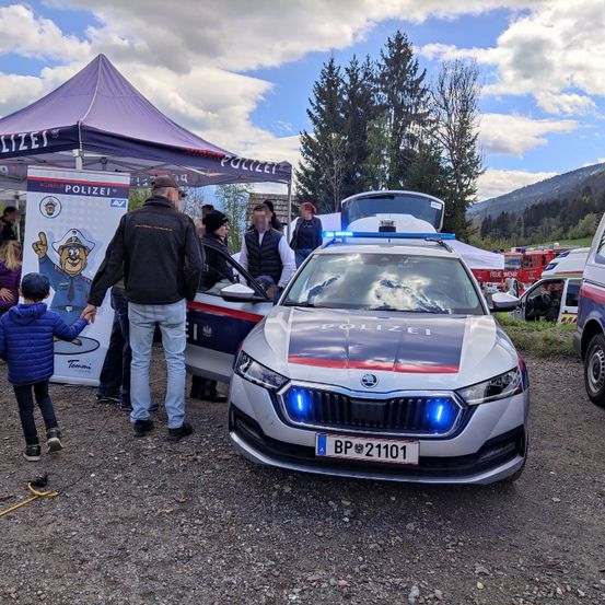Bild enthält, Shoe, Handbag, Car, Tent, Boy, Child, Male, Person, Adult, Man