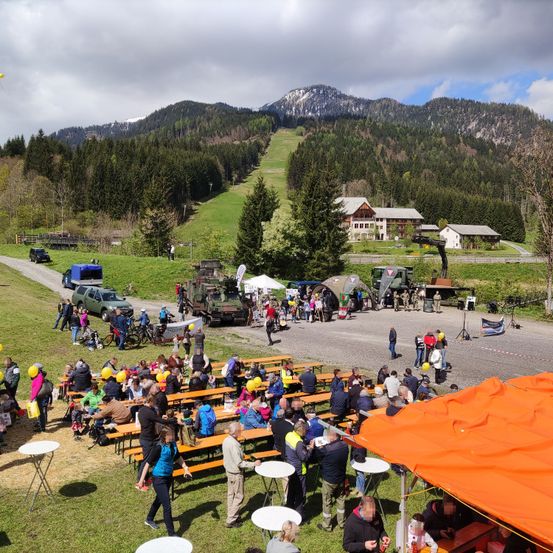 Bild enthält, Grass, Outdoors, Park, Shelter, Fir, Tree, Person, Handbag, Car, Shoe